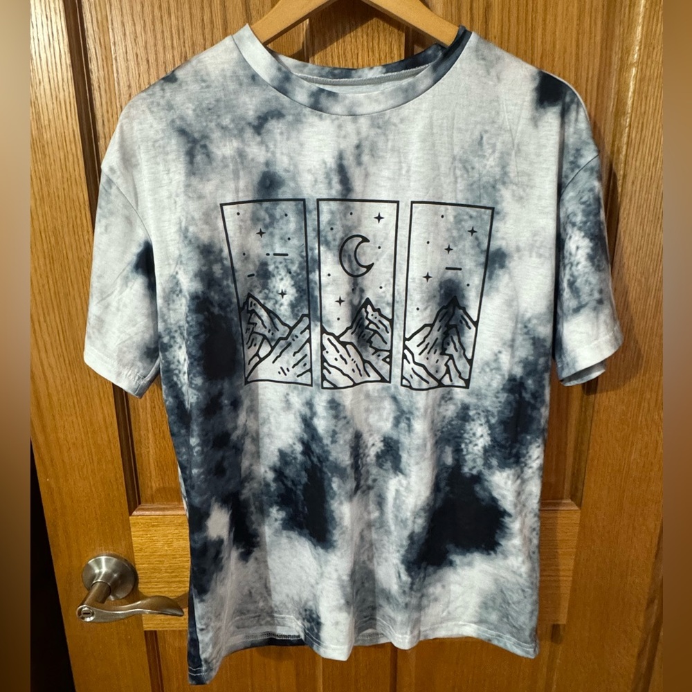 5/$40 - Blue Tie Dye Pump Cover Graphic Tee - Medium